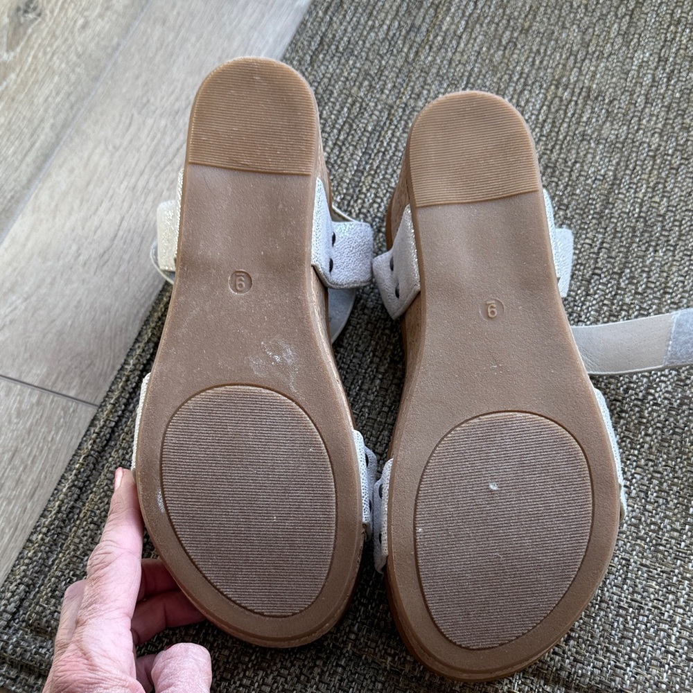 Women’s wedge sandals. Size 9 - Picture 6 of 6